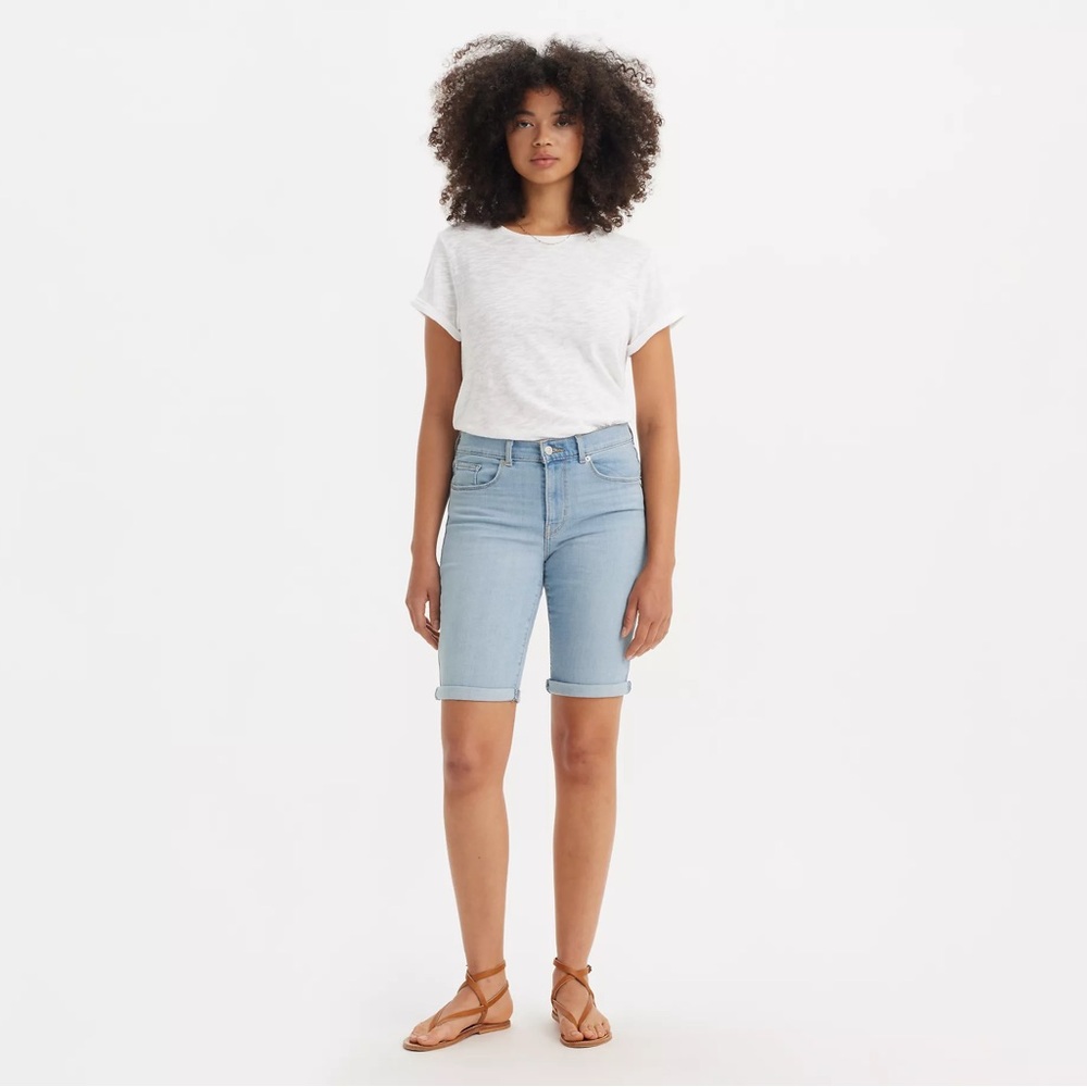 NWT Levi’s Classic Light Wash Bermuda Shorts 26/2